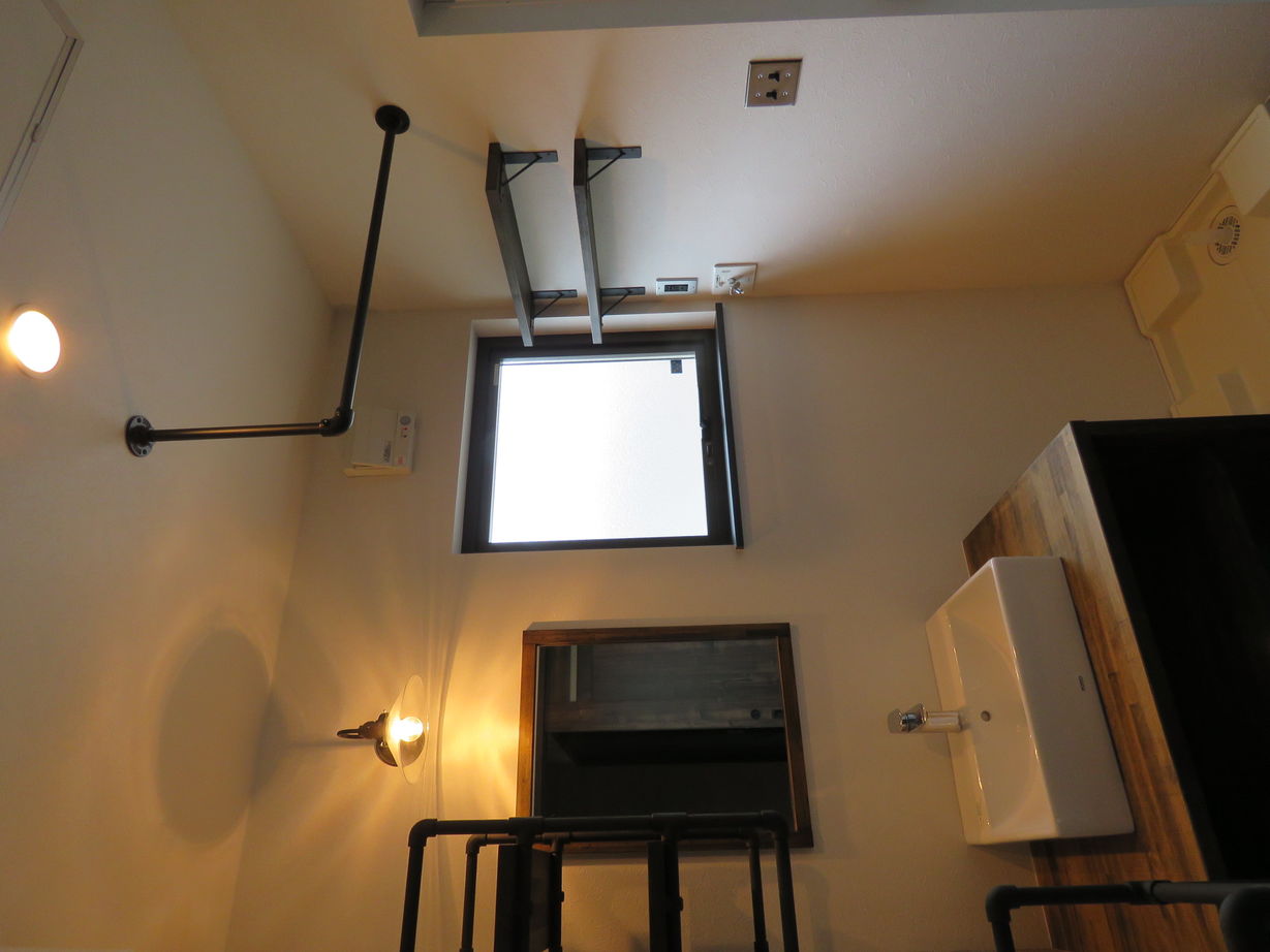 オクトハウジング 【1600万円/2LDK/間取り図あり】真っ黒なサイディング×造作モルタルの岩盤で、男前スタイルの平屋の建築実例画像14