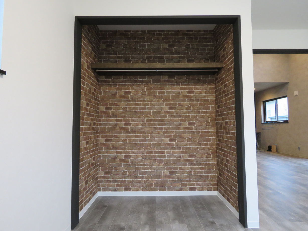 オクトハウジング 【1600万円/2LDK/間取り図あり】真っ黒なサイディング×造作モルタルの岩盤で、男前スタイルの平屋の建築実例画像19