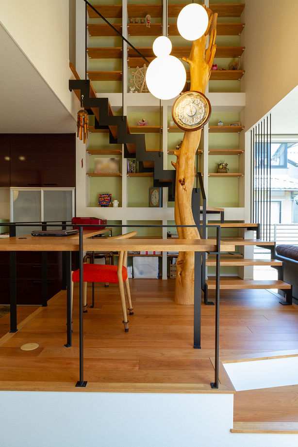 永和住宅 【4000万円台×吹き抜け】ウッドデッキのある中庭が、LDKに光をもたらす。上品な和風モダンの住まいの建築実例画像2