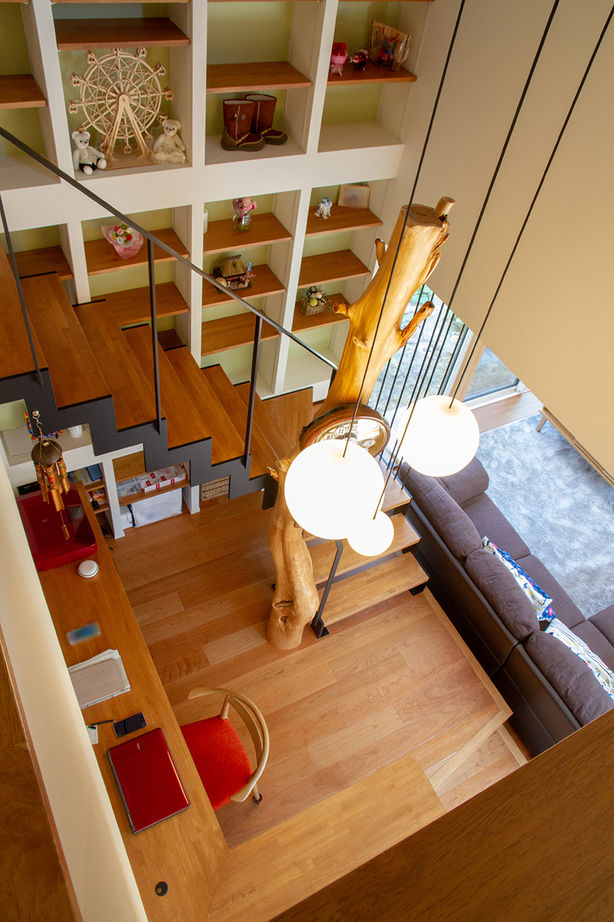 永和住宅 【4000万円台×吹き抜け】ウッドデッキのある中庭が、LDKに光をもたらす。上品な和風モダンの住まいの建築実例画像3