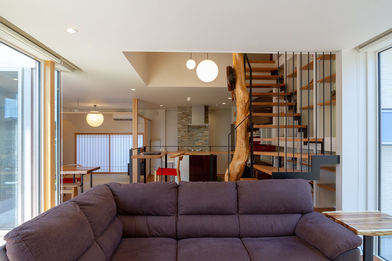 永和住宅 【4000万円台×吹き抜け】ウッドデッキのある中庭が、LDKに光をもたらす。上品な和風モダンの住まいの建築実例画像4