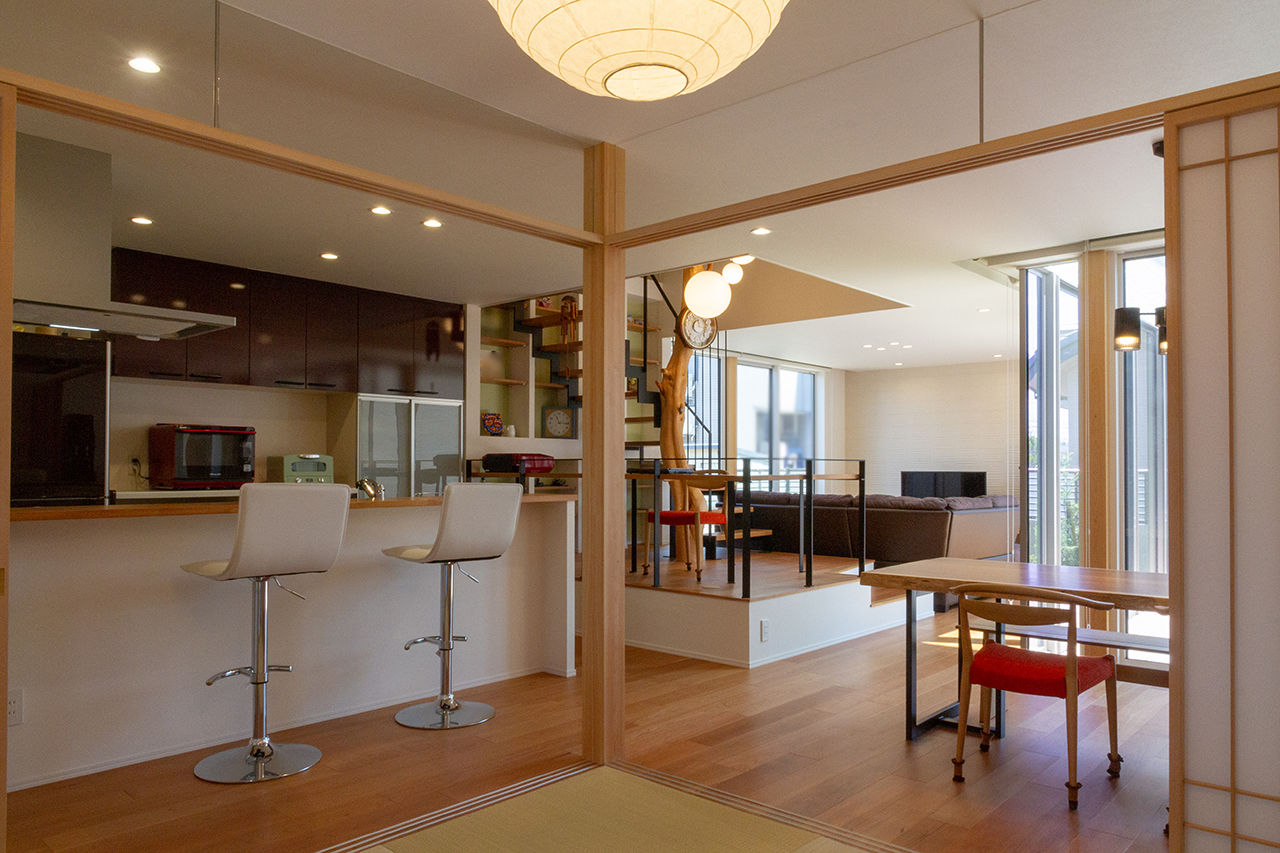 永和住宅 【4000万円台×吹き抜け】ウッドデッキのある中庭が、LDKに光をもたらす。上品な和風モダンの住まいの建築実例画像5