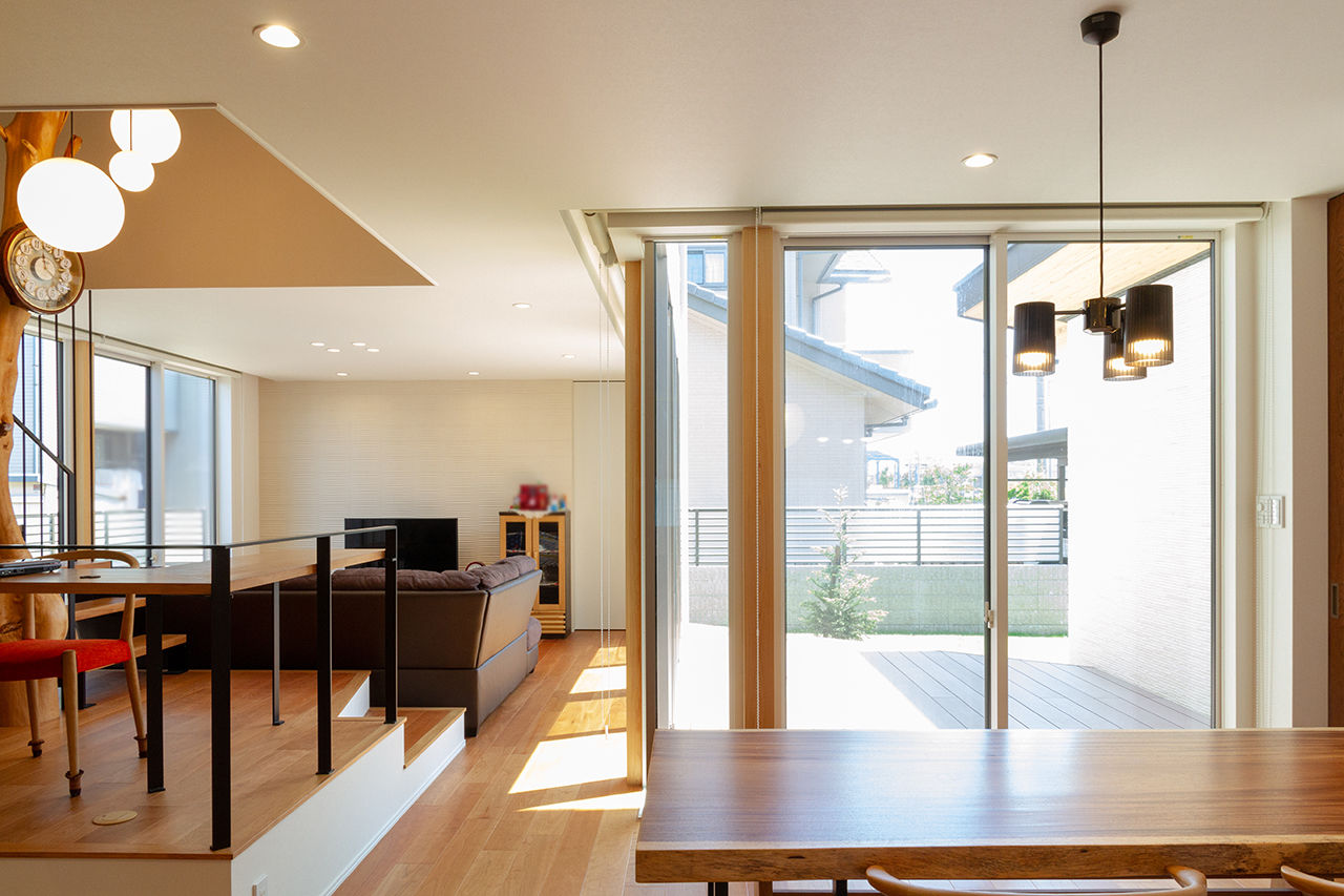 永和住宅 【4000万円台×吹き抜け】ウッドデッキのある中庭が、LDKに光をもたらす。上品な和風モダンの住まいの建築実例画像6