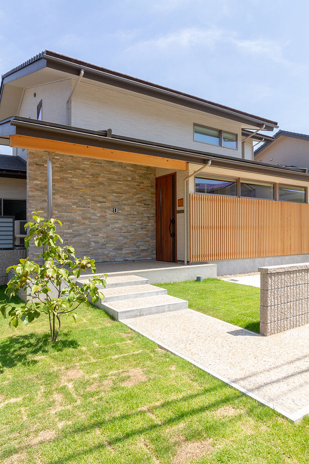 永和住宅 【4000万円台×吹き抜け】ウッドデッキのある中庭が、LDKに光をもたらす。上品な和風モダンの住まいの建築実例画像9