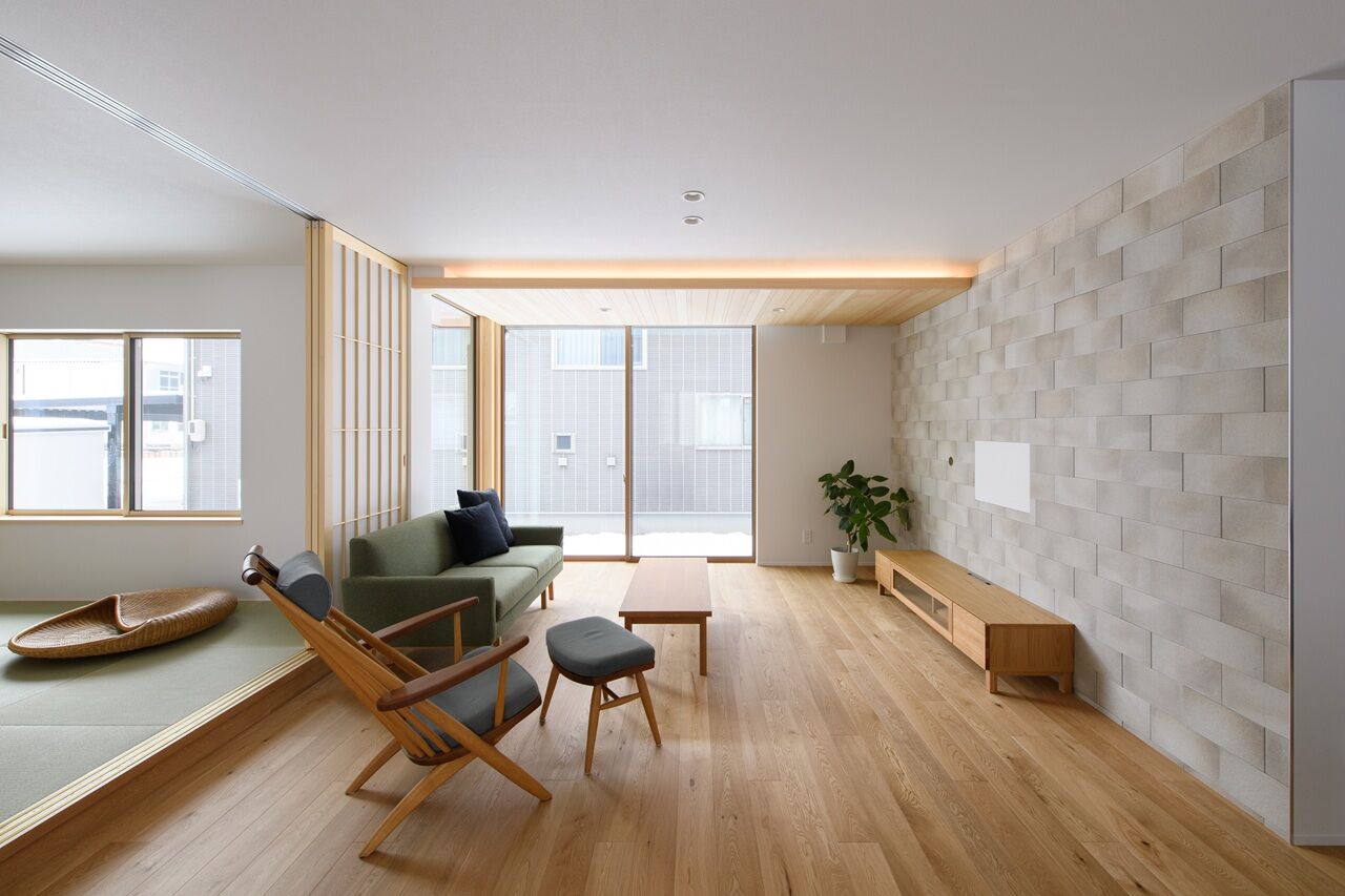 永和住宅 【インナーガレージ×大開口窓】そとん壁やオーク材など、自然素材をふんだんに使った心地の良い住まいの建築実例画像2