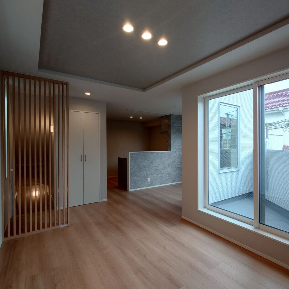 AZ-Ishihara 【1000万円台／狭小+ビルトインガレージ／間取り図有】2面採光のバルコニー付き、3LDKの狭小住宅の建築実例画像2