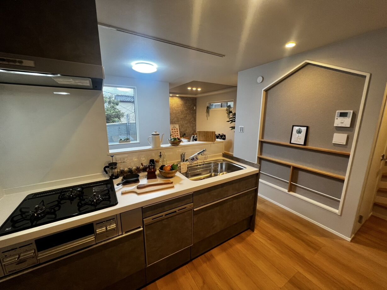 AZ-Ishihara 【1000万円台／狭小+ビルトインガレージ／間取り図有】2面採光のバルコニー付き、3LDKの狭小住宅の建築実例画像4