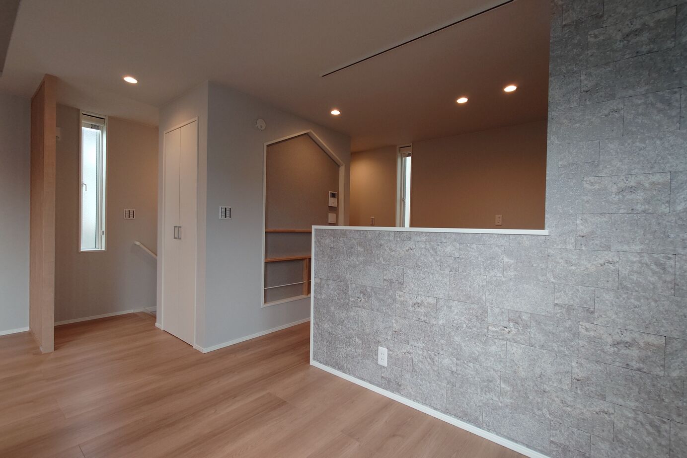 AZ-Ishihara 【1000万円台／狭小+ビルトインガレージ／間取り図有】2面採光のバルコニー付き、3LDKの狭小住宅の建築実例画像5