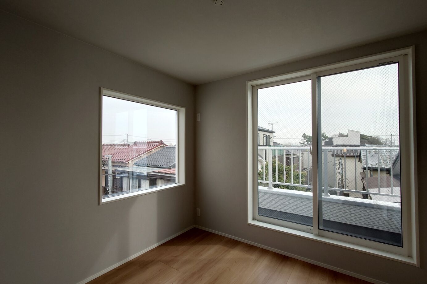 AZ-Ishihara 【1000万円台／狭小+ビルトインガレージ／間取り図有】2面採光のバルコニー付き、3LDKの狭小住宅の建築実例画像10