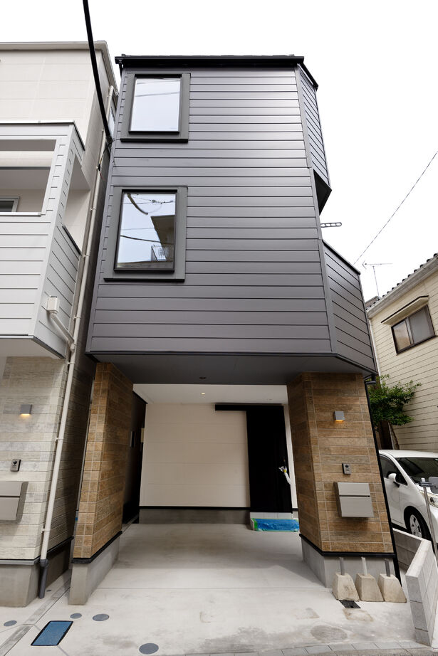 AZ-Ishihara 【1000万円台／狭小+ビルトインガレージ／間取り図有】2階リビング・南面バルコニー、3LDKの狭小住宅の建築実例画像2