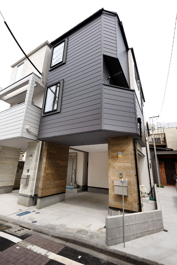 AZ-Ishihara 【1000万円台／狭小+ビルトインガレージ／間取り図有】2階リビング・南面バルコニー、3LDKの狭小住宅の建築実例画像3