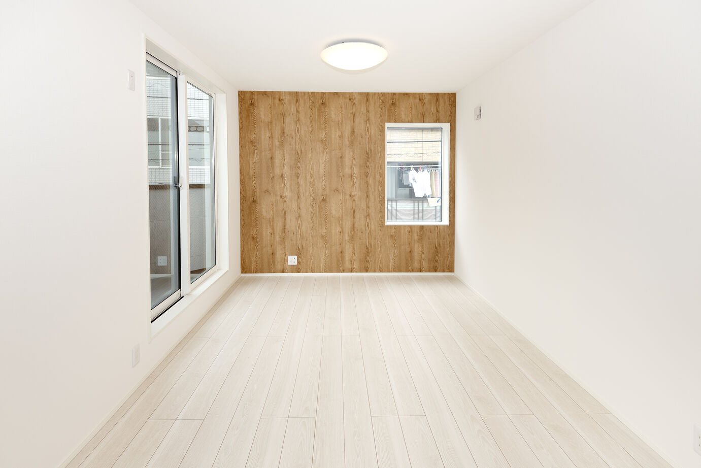 AZ-Ishihara 【1000万円台／狭小+ビルトインガレージ／間取り図有】2階リビング・南面バルコニー、3LDKの狭小住宅の建築実例画像4