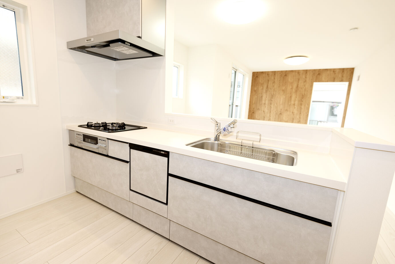 AZ-Ishihara 【1000万円台／狭小+ビルトインガレージ／間取り図有】2階リビング・南面バルコニー、3LDKの狭小住宅の建築実例画像5