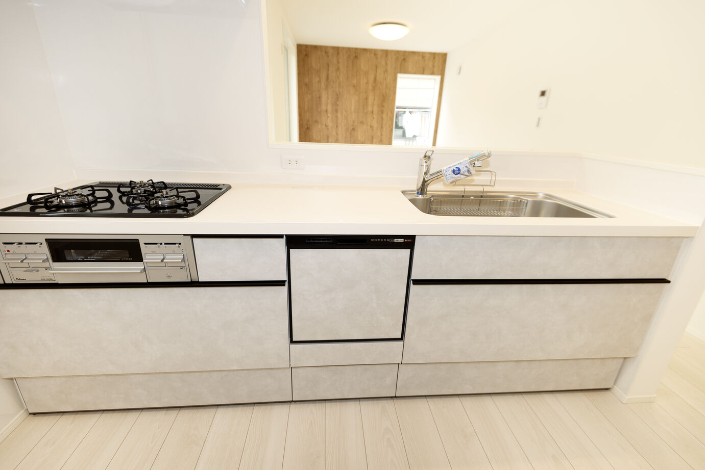 AZ-Ishihara 【1000万円台／狭小+ビルトインガレージ／間取り図有】2階リビング・南面バルコニー、3LDKの狭小住宅の建築実例画像6