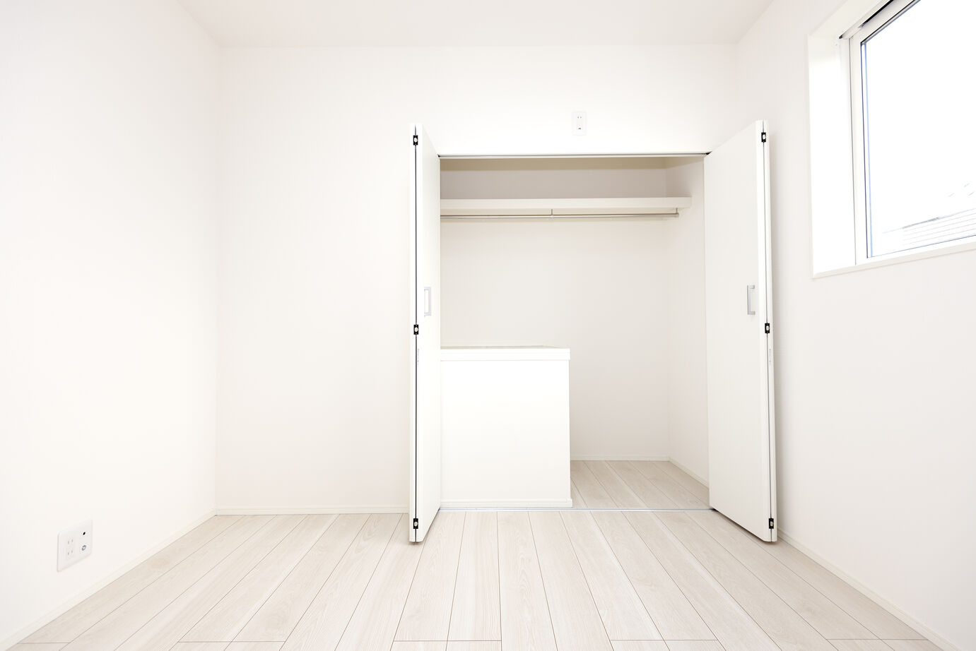 AZ-Ishihara 【1000万円台／狭小+ビルトインガレージ／間取り図有】2階リビング・南面バルコニー、3LDKの狭小住宅の建築実例画像9