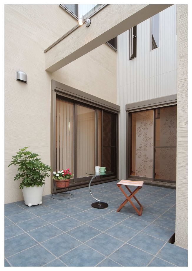 兼六土地建物 【東久留米市/狭小地/吹抜け/20坪台】家中に光を取り込む中庭のあるモダンリゾートな住まいの建築実例画像2