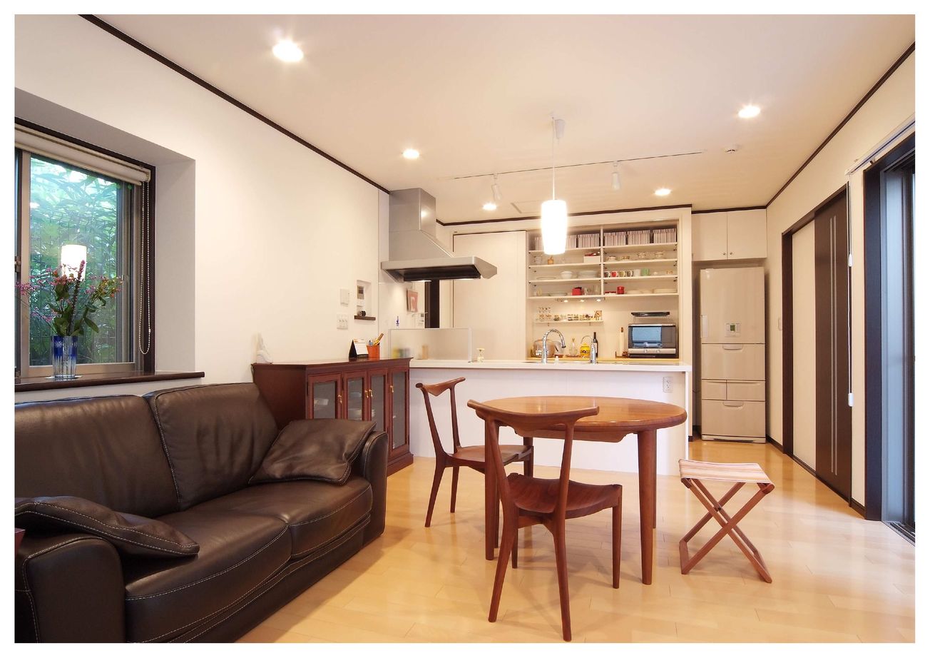 兼六土地建物 【東久留米市/狭小地/吹抜け/20坪台】家中に光を取り込む中庭のあるモダンリゾートな住まいの建築実例画像3