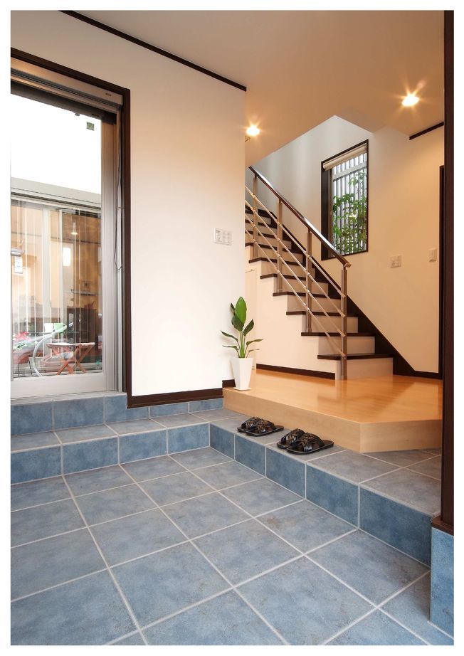 兼六土地建物 【東久留米市/狭小地/吹抜け/20坪台】家中に光を取り込む中庭のあるモダンリゾートな住まいの建築実例画像4