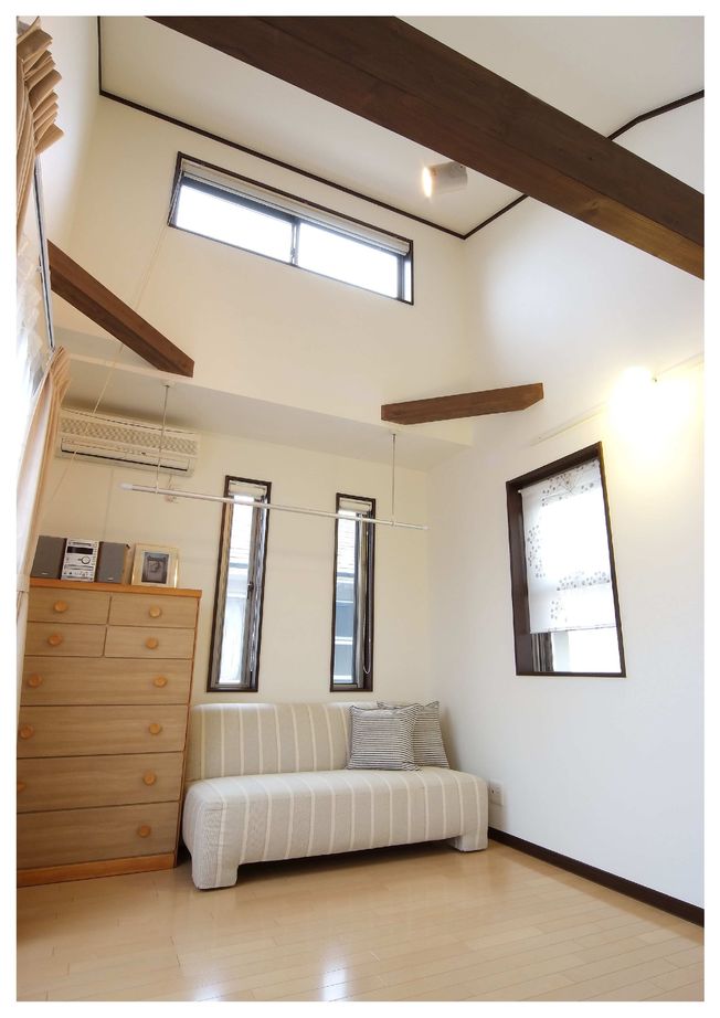 兼六土地建物 【東久留米市/狭小地/吹抜け/20坪台】家中に光を取り込む中庭のあるモダンリゾートな住まいの建築実例画像5