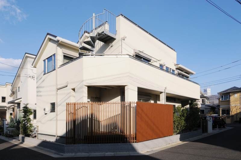 兼六土地建物 【杉並区/書斎/シアタールーム】地下室から屋上まで空間を最大限活用！　吹き抜けの自然光が心地いい家の建築実例画像2