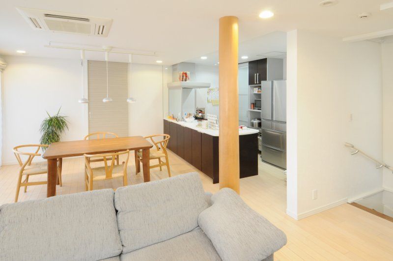 兼六土地建物 【杉並区/書斎/シアタールーム】地下室から屋上まで空間を最大限活用！　吹き抜けの自然光が心地いい家の建築実例画像3