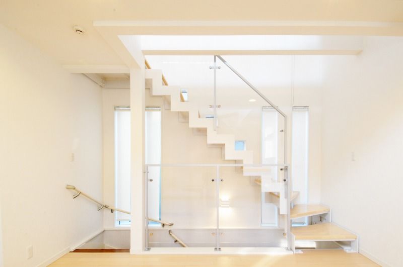 兼六土地建物 【杉並区/書斎/シアタールーム】地下室から屋上まで空間を最大限活用！　吹き抜けの自然光が心地いい家の建築実例画像5