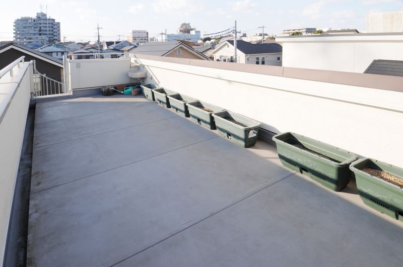 兼六土地建物 【杉並区/書斎/シアタールーム】地下室から屋上まで空間を最大限活用！　吹き抜けの自然光が心地いい家の建築実例画像8