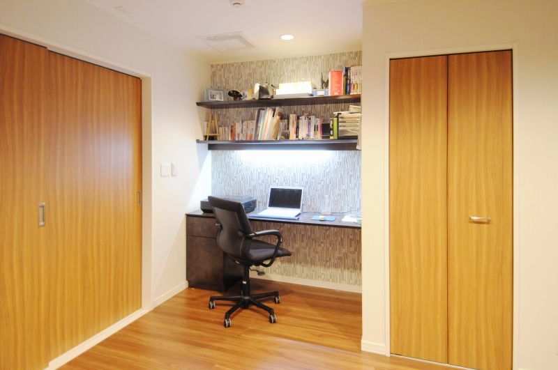 兼六土地建物 【杉並区/書斎/シアタールーム】地下室から屋上まで空間を最大限活用！　吹き抜けの自然光が心地いい家の建築実例画像9