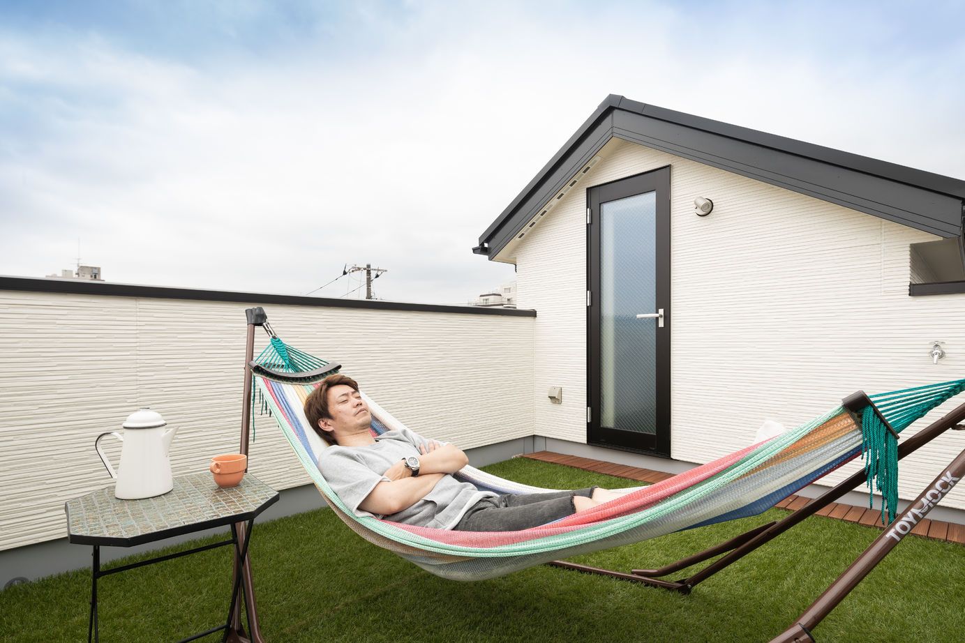 兼六土地建物 【完全分離二世帯住宅/2000万円台/30坪台/間取り図】芝が気持ち良いバルコニーが自慢　幸せな子育てハウスの建築実例画像2