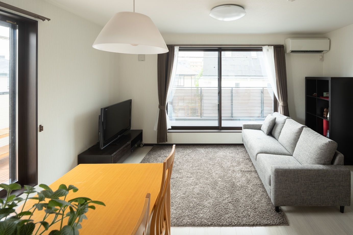 兼六土地建物 【完全分離二世帯住宅/2000万円台/30坪台/間取り図】芝が気持ち良いバルコニーが自慢　幸せな子育てハウスの建築実例画像3