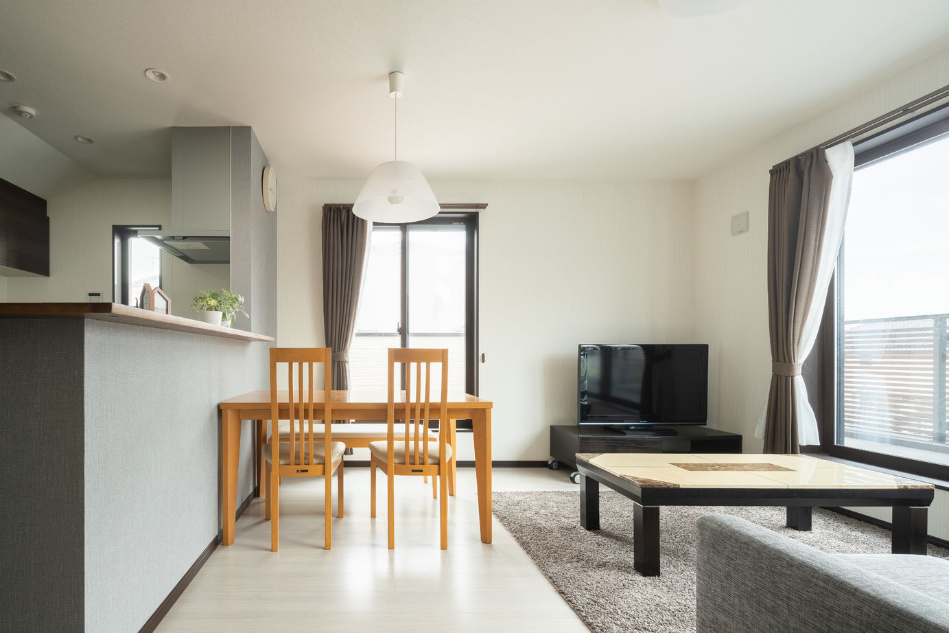 兼六土地建物 【完全分離二世帯住宅/2000万円台/30坪台/間取り図】芝が気持ち良いバルコニーが自慢　幸せな子育てハウスの建築実例画像4