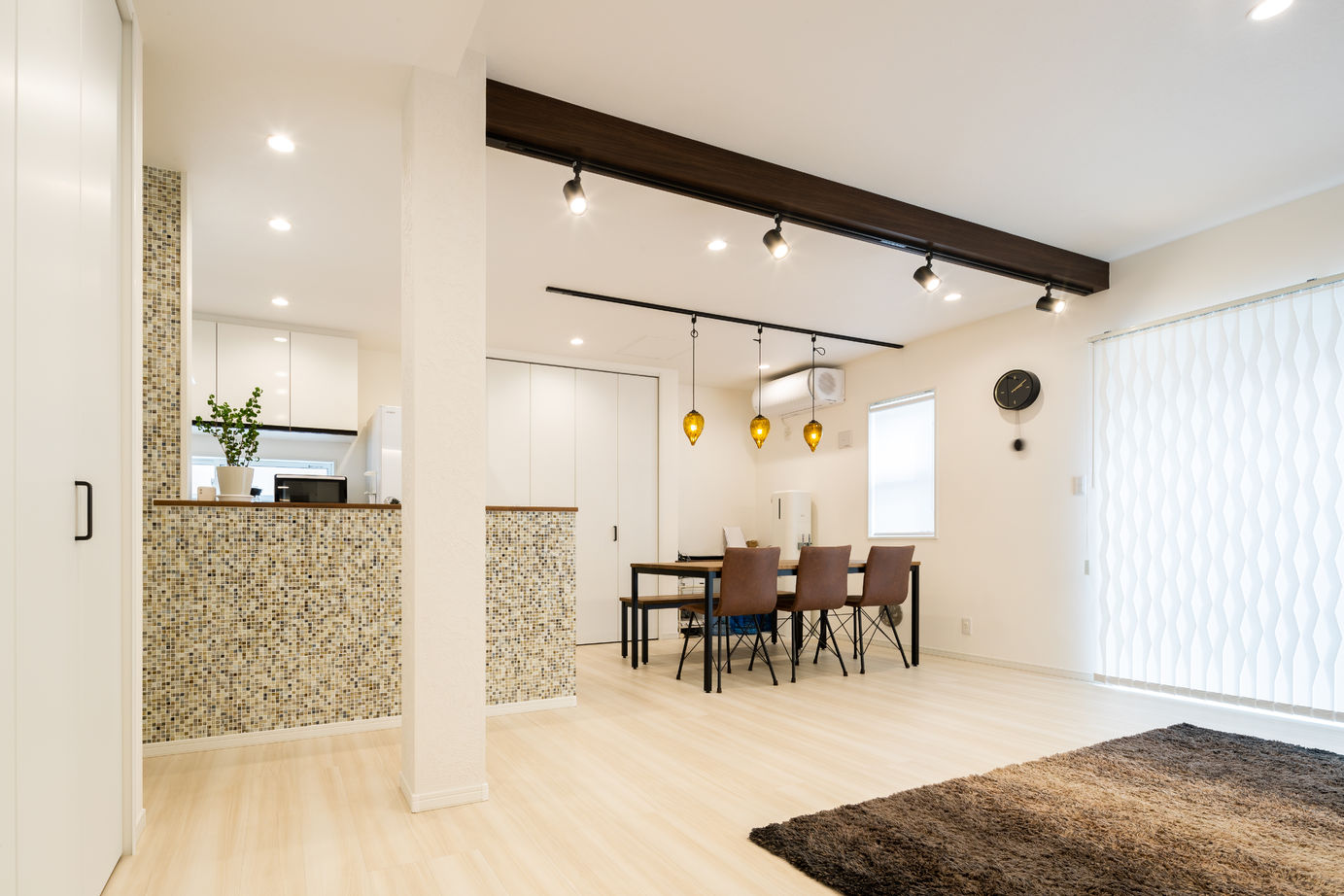 兼六土地建物 【2000万円台/30坪台/間取り】収納たっぷりでシンプル　リビングで団欒を楽しめるホテルライクな二世帯住宅の建築実例画像2