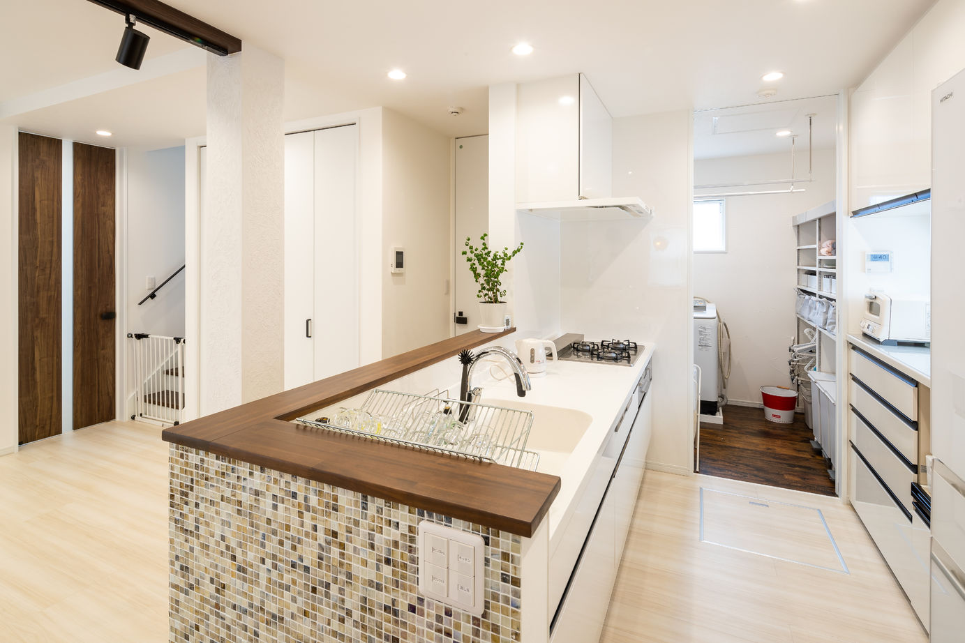 兼六土地建物 【2000万円台/30坪台/間取り】収納たっぷりでシンプル　リビングで団欒を楽しめるホテルライクな二世帯住宅の建築実例画像3