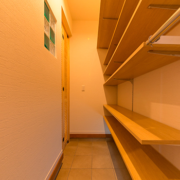 ワンダーホーム 「家事をしながら子どもとコミュニケーションがとれる」キッチンと勉強スペースが向き合うカフェ風の住まいの建築実例画像4