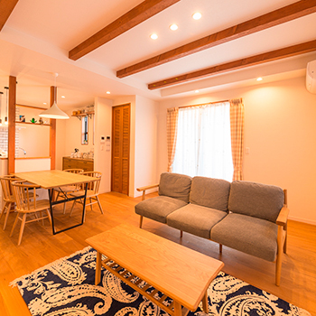 ワンダーホーム 「家事をしながら子どもとコミュニケーションがとれる」キッチンと勉強スペースが向き合うカフェ風の住まいの建築実例画像5