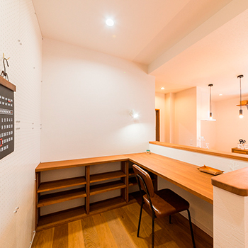 ワンダーホーム 「家事をしながら子どもとコミュニケーションがとれる」キッチンと勉強スペースが向き合うカフェ風の住まいの建築実例画像6