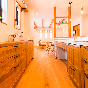 ワンダーホーム 「家事をしながら子どもとコミュニケーションがとれる」キッチンと勉強スペースが向き合うカフェ風の住まいの建築実例画像7