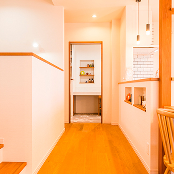 ワンダーホーム 「家事をしながら子どもとコミュニケーションがとれる」キッチンと勉強スペースが向き合うカフェ風の住まいの建築実例画像8