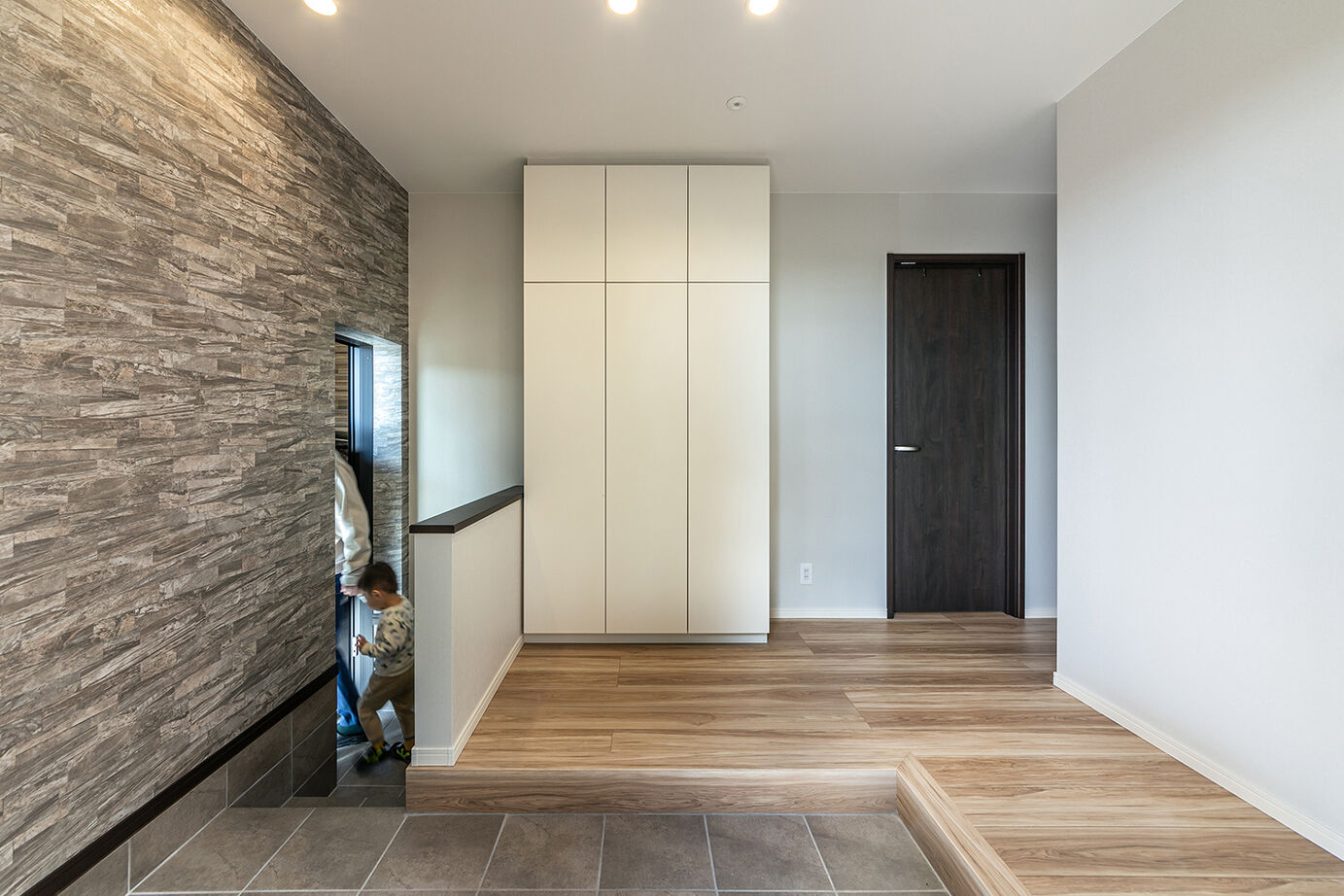 ワンダーホーム 家族みんなが快適に暮らせる、ナチュラルモダンなガレージハウスの建築実例画像3