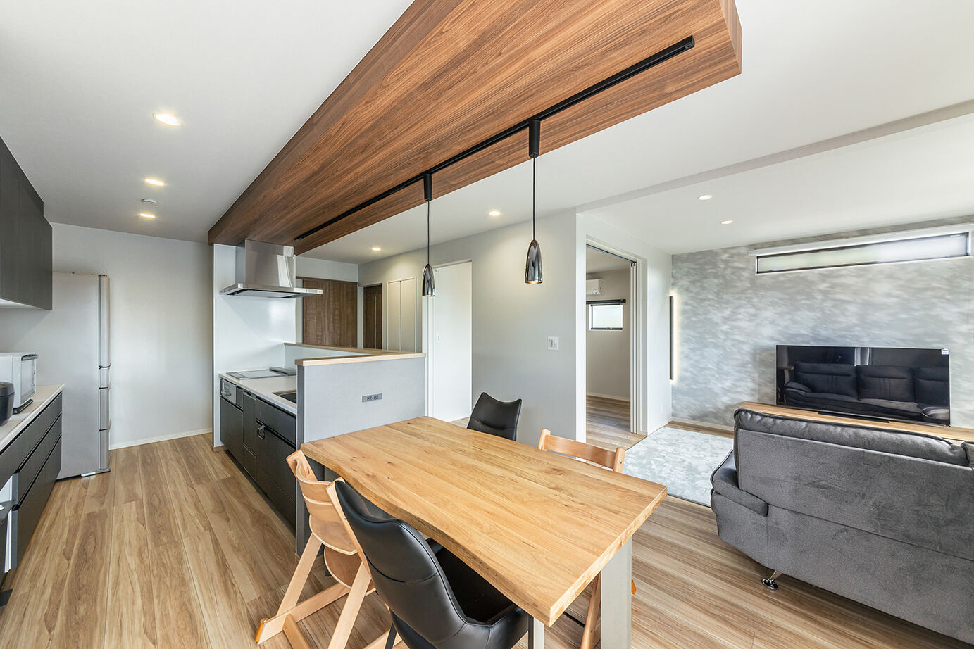 ワンダーホーム 家族みんなが快適に暮らせる、ナチュラルモダンなガレージハウスの建築実例画像4