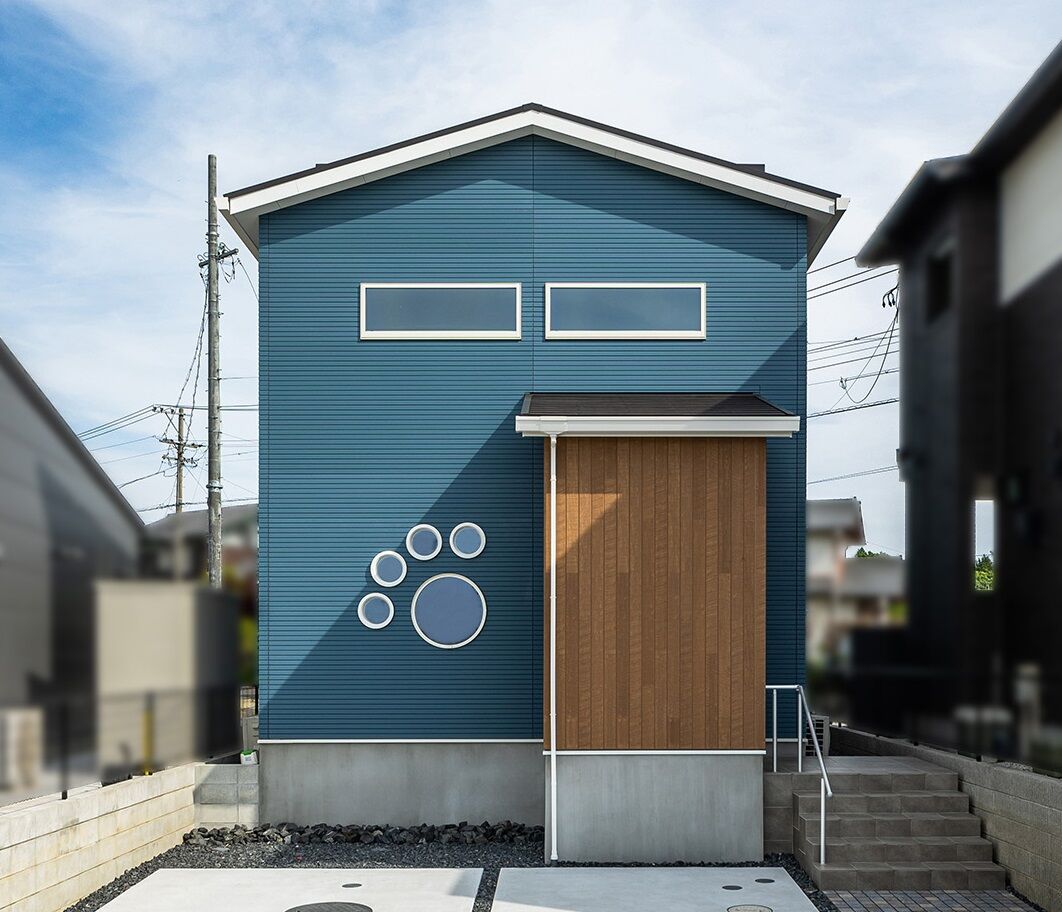 ワンダーホーム 遊び心満載！肉球型の窓が可愛いナチュラルモダンスタイルの家の建築実例画像