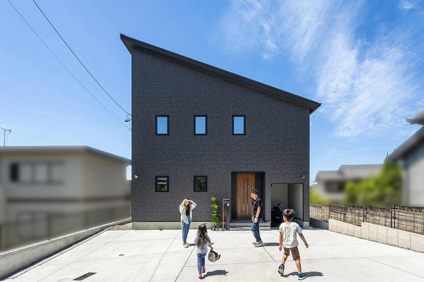 ワンダーホーム 【ビルトインガレージ】スタイリッシュな片流れ屋根がカッコいい、バイク用ガレージのある家の建築実例画像