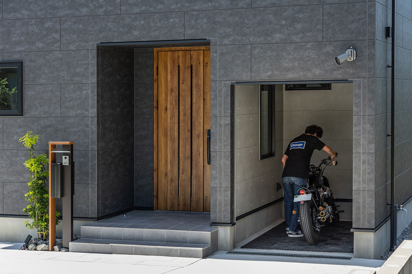 ワンダーホーム 【ビルトインガレージ】スタイリッシュな片流れ屋根がカッコいい、バイク用ガレージのある家の建築実例画像2