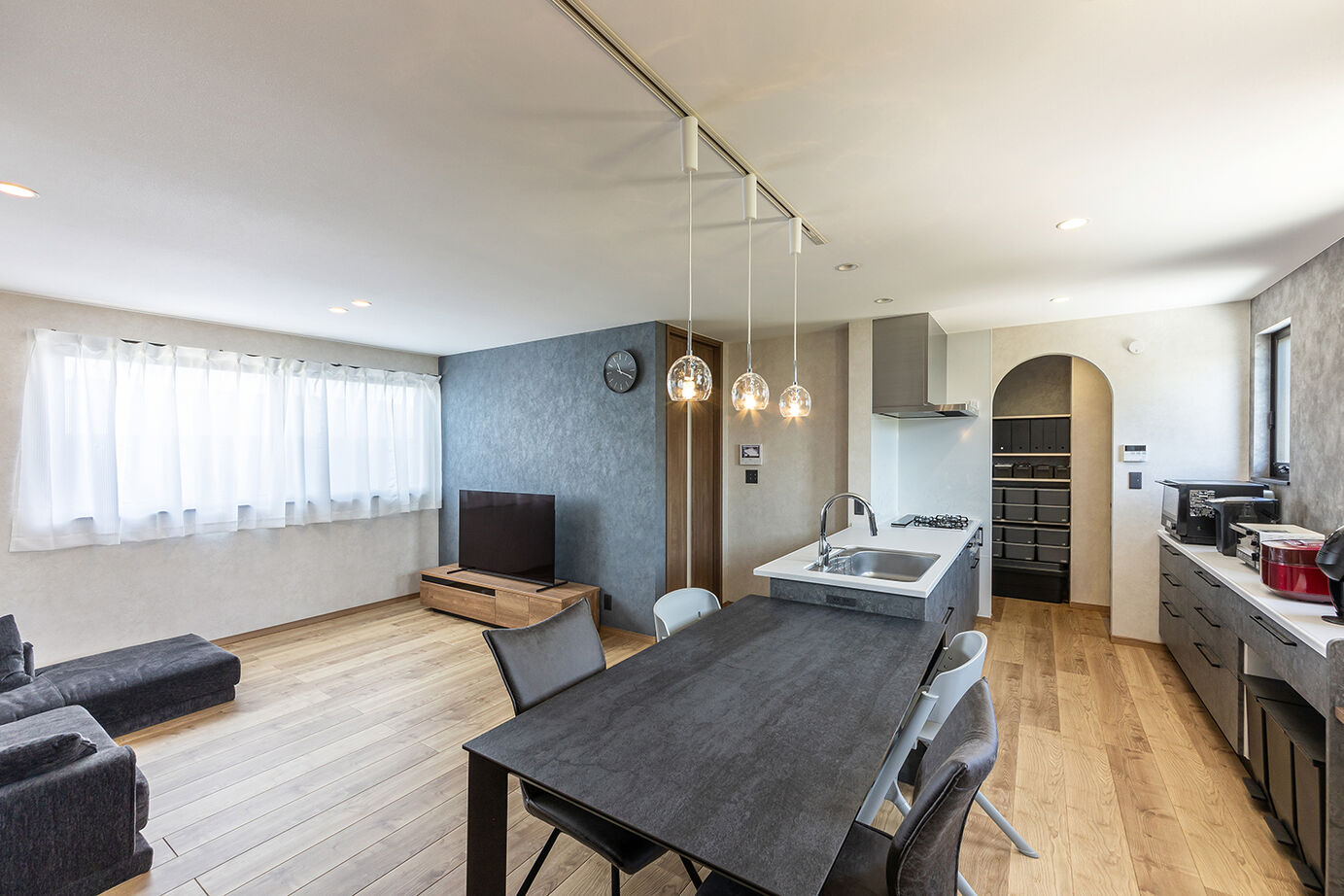 ワンダーホーム 【ビルトインガレージ】スタイリッシュな片流れ屋根がカッコいい、バイク用ガレージのある家の建築実例画像3