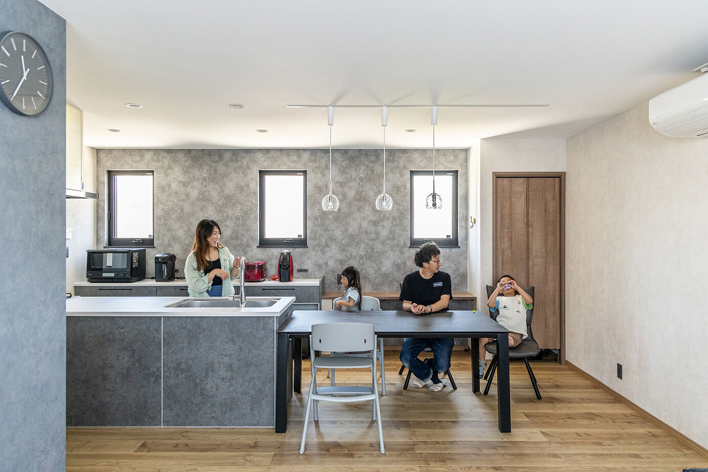 ワンダーホーム 【ビルトインガレージ】スタイリッシュな片流れ屋根がカッコいい、バイク用ガレージのある家の建築実例画像4