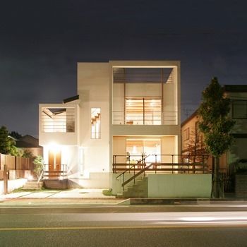 無垢スタイル建築設計 【3000万円台/40坪台】直線的で真っ白な外観が映える。木の香るリビングでホームパーティーを楽しむ住まいの建築実例画像1