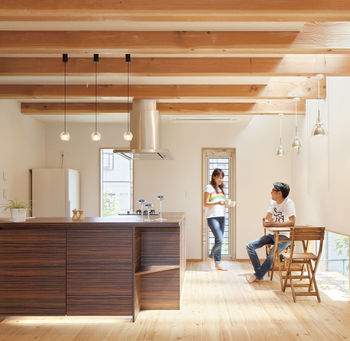 無垢スタイル建築設計 【3000万円台/40坪台】直線的で真っ白な外観が映える。木の香るリビングでホームパーティーを楽しむ住まいの建築実例画像2