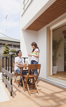 無垢スタイル建築設計 【3000万円台/40坪台】直線的で真っ白な外観が映える。木の香るリビングでホームパーティーを楽しむ住まいの建築実例画像3