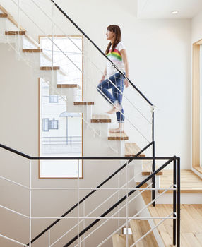 無垢スタイル建築設計 【3000万円台/40坪台】直線的で真っ白な外観が映える。木の香るリビングでホームパーティーを楽しむ住まいの建築実例画像4