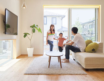 無垢スタイル建築設計 【3000万円台/40坪台】直線的で真っ白な外観が映える。木の香るリビングでホームパーティーを楽しむ住まいの建築実例画像5